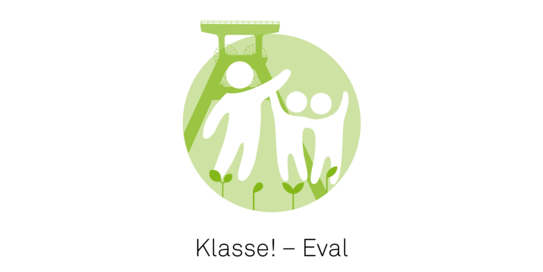 Klasse! - Eval Logo des Projekts Klasse! - Eval mit Figuren vor einem grünen Hintergrund mit Zechenförderturm