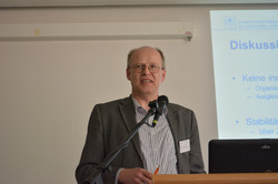 Foto von Prof. Dr. Marcus Hasselhorn am Rednerpult